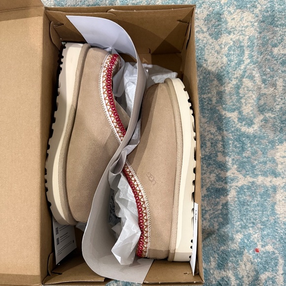 Brand New UGG Women's Tasman Ii Slipper, Sand/Dark Cherry - Picture 2 of 9